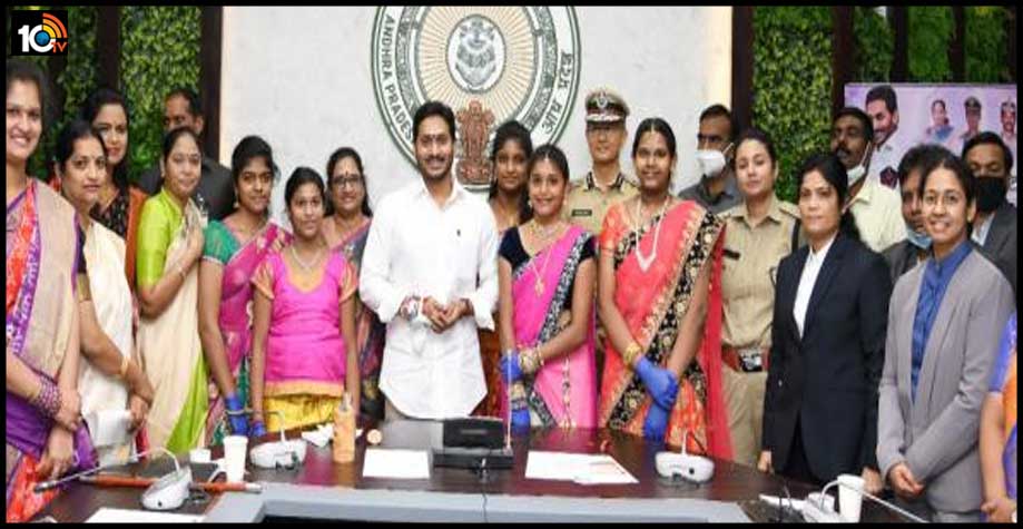 ‘ఈ- రక్షాబంధన్’ ప్రారంభించిన సీఎం జగన్… ఈ రక్షాబంధన్ ఎలా పనిచేస్తుంది? ‘ఈ- రక్షాబంధన్’ ప్రారంభించిన సీఎం జగన్… ఈ రక్షాబంధన్ ఎలా పనిచేస్తుంది?