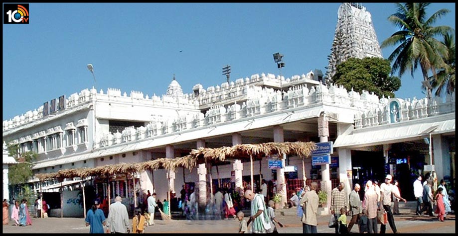 అన్నవరం గుడిలో కరోనా పంజా..దర్శనాలు..వ్రతాలు రద్దు అన్నవరం గుడిలో కరోనా పంజా..దర్శనాలు..వ్రతాలు రద్దు