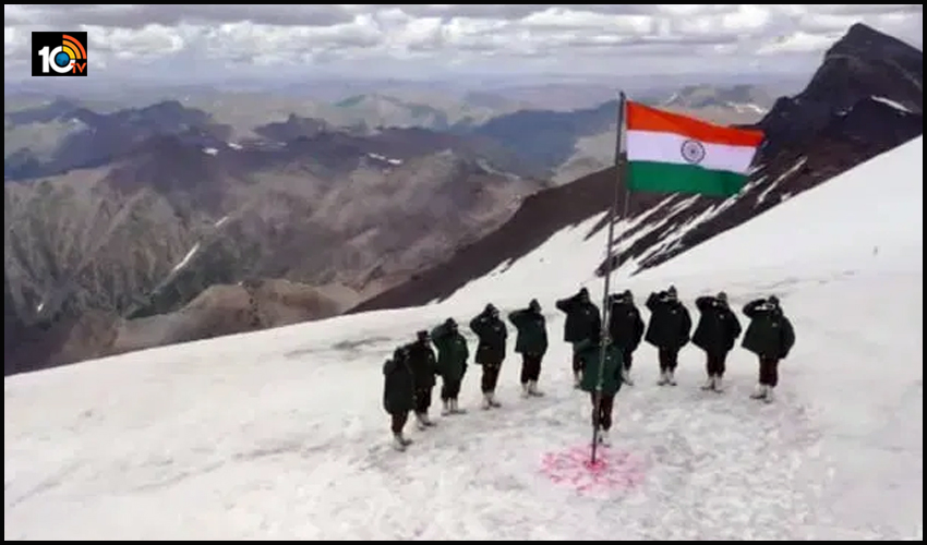 indian-soldiers-raise-the-flag