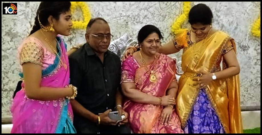 ప్రేమంటే ఇదేరా : భార్య లేని వెలితి ఉండొద్దని మైనపు విగ్రహం చేయించిన భర్త ప్రేమంటే ఇదేరా : భార్య లేని వెలితి ఉండొద్దని మైనపు విగ్రహం చేయించిన భర్త