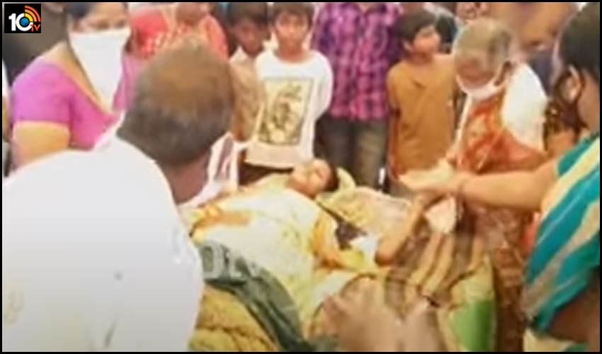 ప్రాణం తీసిన కుటుంబ కలహాలు : ఇద్దరు పిల్లలకు విష మిచ్చి తల్లి ఆత్మహత్య ప్రాణం తీసిన కుటుంబ కలహాలు : ఇద్దరు పిల్లలకు విష మిచ్చి తల్లి ఆత్మహత్య