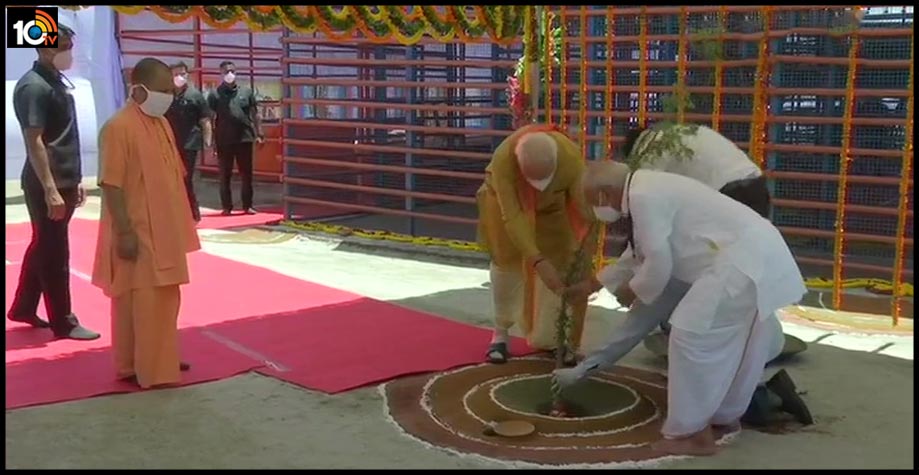 అయోధ్యలో పారిజాత మొక్క నాటిన ప్రధాని మోడీ అయోధ్యలో పారిజాత మొక్క నాటిన ప్రధాని మోడీ