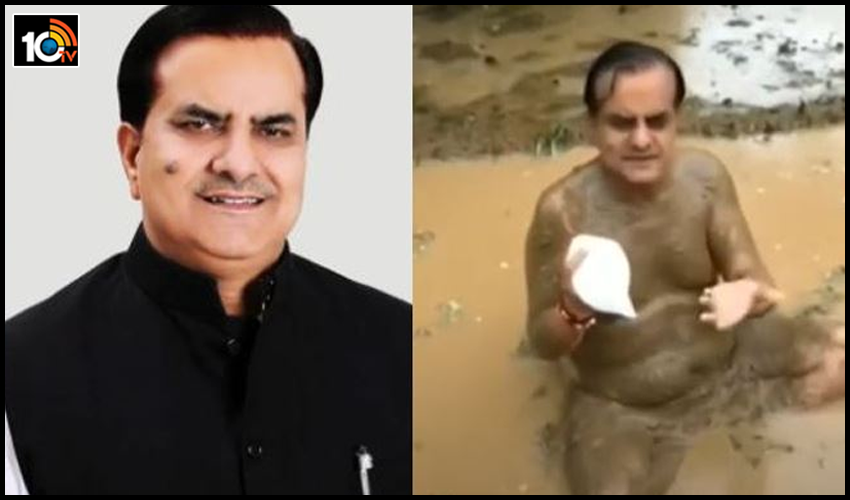 బురదలో కూర్చుని శంఖం ఊదితే కరోనా రాదట..!! బురదలో కూర్చుని శంఖం ఊదితే కరోనా రాదట..!!