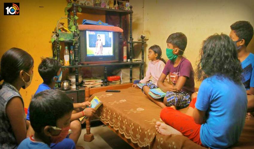 ఆన్లైన్ క్లాసులకు సర్వం సిద్ధం, సెప్టెంబర్ 1 నుంచే డిజిటల్ టీచింగ్, క్లాసుల నిర్వహణపై ఊరూరా దండోరా ఆన్లైన్ క్లాసులకు సర్వం సిద్ధం, సెప్టెంబర్ 1 నుంచే డిజిటల్ టీచింగ్, క్లాసుల నిర్వహణపై ఊరూరా దండోరా