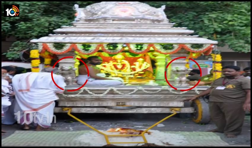 రథంలో సింహాలు మాయం : దుర్గమ్మ చూస్తూ ఊరుకుంటుందా ? శిక్షిస్తుందా ? రథంలో సింహాలు మాయం : దుర్గమ్మ చూస్తూ ఊరుకుంటుందా ? శిక్షిస్తుందా ?