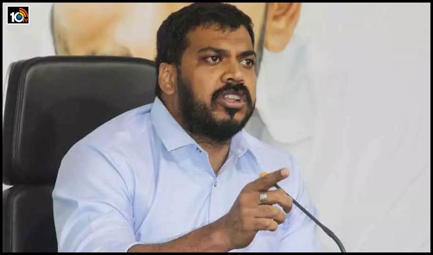 తన వెనుక గోతులు తవ్వుతున్న పార్టీలోని వ్యక్తులకు చెక్ పెట్టేందుకు మంత్రి అనిల్ వ్యూహం తన వెనుక గోతులు తవ్వుతున్న పార్టీలోని వ్యక్తులకు చెక్ పెట్టేందుకు మంత్రి అనిల్ వ్యూహం