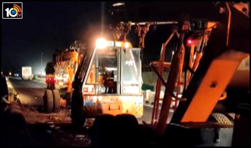 breaking-private-bus-falling-into-the-visakha-varaha-river (2)