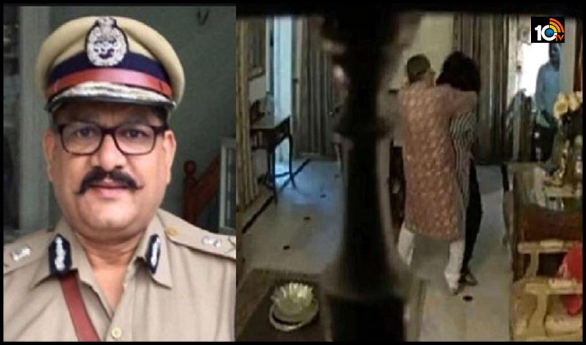 వీడియో: భార్యను దారుణంగా కొట్టిన పోలీస్ ఆఫీసర్.. ఉద్యోగం పోయింది వీడియో: భార్యను దారుణంగా కొట్టిన పోలీస్ ఆఫీసర్.. ఉద్యోగం పోయింది