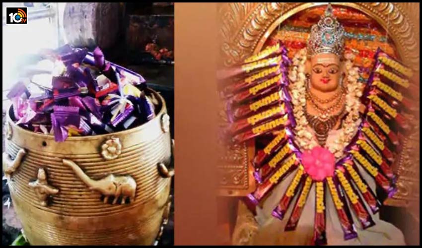 Chocolate God ‘Munch Murugan’: చాక్లెట్లే ప్రసాదం..ముడుపుగా చాక్లెట్లే తులాభారం Chocolate God ‘Munch Murugan’: చాక్లెట్లే ప్రసాదం..ముడుపుగా చాక్లెట్లే తులాభారం