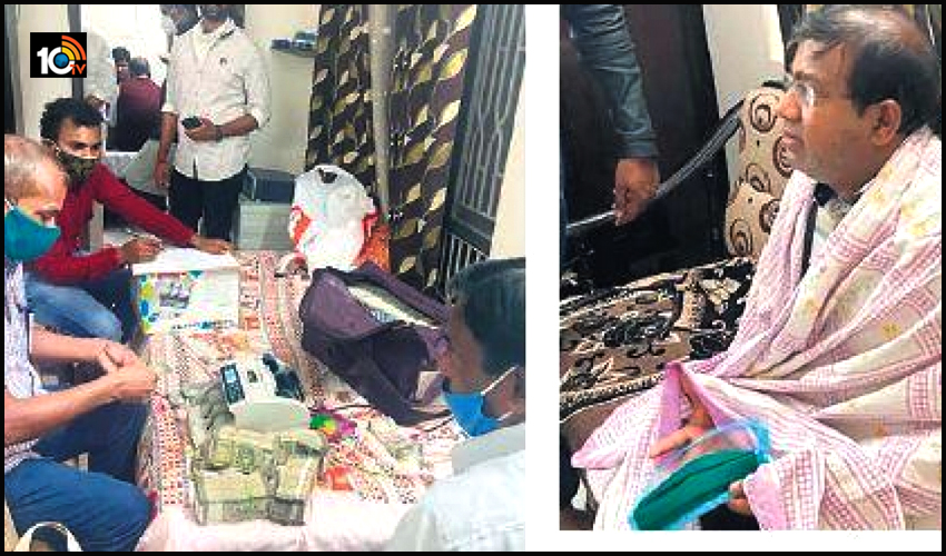 కీసర మాజీ తహసీల్దార్…అవినీతికే రారాజు, లాకర్ తెరిస్తే..కిలోన్నర బంగారం, గోల్డ్ వాచ్, డైమండ్ నెక్లెసులు కీసర మాజీ తహసీల్దార్…అవినీతికే రారాజు, లాకర్ తెరిస్తే..కిలోన్నర బంగారం, గోల్డ్ వాచ్, డైమండ్ నెక్లెసులు