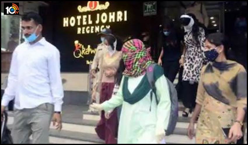 madhya-pradesh-bhopal-police-raids-at-hotel-minor-doing-hukka-party