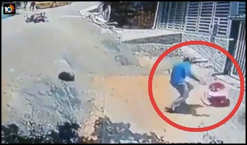 Man Jumps Off Motorcycle పసి పిల్లాడిని కాపాడిన రియల్ హీరో Man Jumps Off Motorcycle పసి పిల్లాడిని కాపాడిన రియల్ హీరో