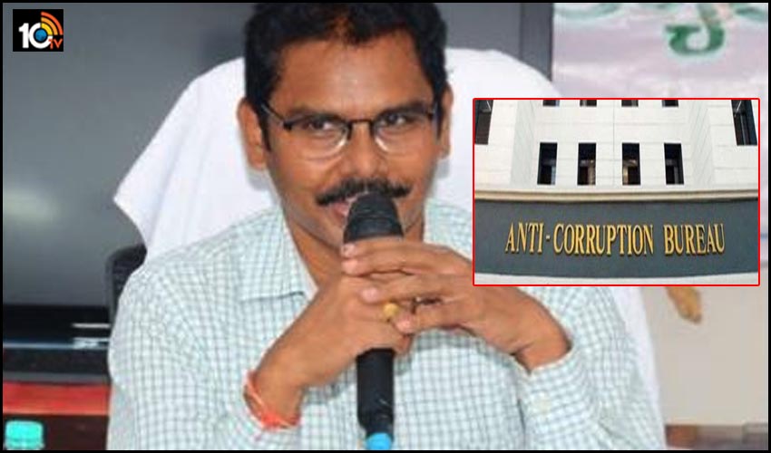 రూ. కోటి 12 లక్షల లంచం కేసు, మెదక్ అడిషినల్ కలెక్టర్ నివాసంలో ఏసీబీ సోదాలు రూ. కోటి 12 లక్షల లంచం కేసు, మెదక్ అడిషినల్ కలెక్టర్ నివాసంలో ఏసీబీ సోదాలు