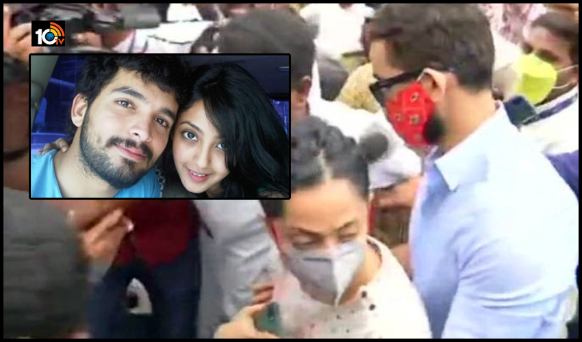 Sandalwood Drug Case: భార్యతో సహా విచారణకు హాజరైన కన్నడ స్టార్ హీరో.. Sandalwood Drug Case: భార్యతో సహా విచారణకు హాజరైన కన్నడ స్టార్ హీరో..
