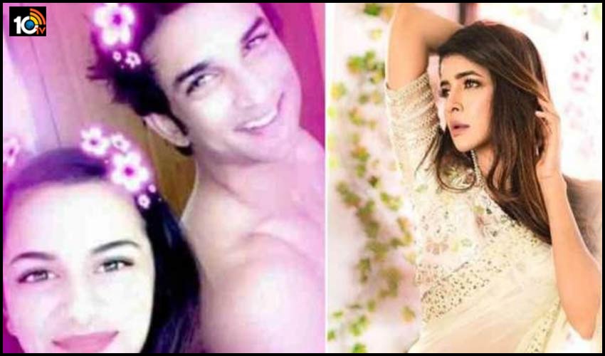 రియా చక్రవర్తికి సపోర్ట్గా లక్ష్మి మంచు.. సుశాంత్ సింగ్ మేనకోడలు ఆగ్రహం రియా చక్రవర్తికి సపోర్ట్గా లక్ష్మి మంచు.. సుశాంత్ సింగ్ మేనకోడలు ఆగ్రహం