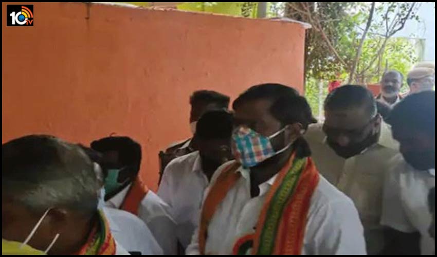 బీజేపీలో చేరేందుకు వచ్చాడు, పోలీసులను చూడగానే పారిపోయాడు.. అసలు విషయం తెలిశాక షాక్ తిన్న నేతలు బీజేపీలో చేరేందుకు వచ్చాడు, పోలీసులను చూడగానే పారిపోయాడు.. అసలు విషయం తెలిశాక షాక్ తిన్న నేతలు
