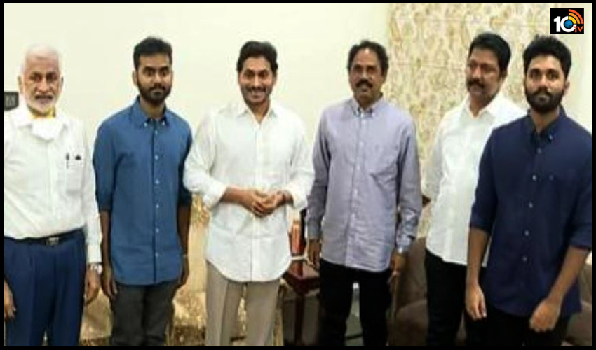 ట్విస్ట్ ఇచ్చిన టీడీపీ ఎమ్మెల్యే, తాను వైసీపీలో చేరకుండా కుమారులను చేర్చారు, ప్రభుత్వానికి మద్దతుగా ఉంటానని ప్రకటించారు ట్విస్ట్ ఇచ్చిన టీడీపీ ఎమ్మెల్యే, తాను వైసీపీలో చేరకుండా కుమారులను చేర్చారు, ప్రభుత్వానికి మద్దతుగా ఉంటానని ప్రకటించారు