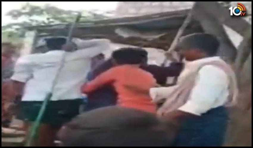 కర్నూలు జిల్లా కోసిగిలో ఉద్రిక్తత.. టీడీపీ-వైసీపీ వర్గీయుల ఘర్షణ.. కర్రలు, రాడ్లతో దాడి కర్నూలు జిల్లా కోసిగిలో ఉద్రిక్తత.. టీడీపీ-వైసీపీ వర్గీయుల ఘర్షణ.. కర్రలు, రాడ్లతో దాడి