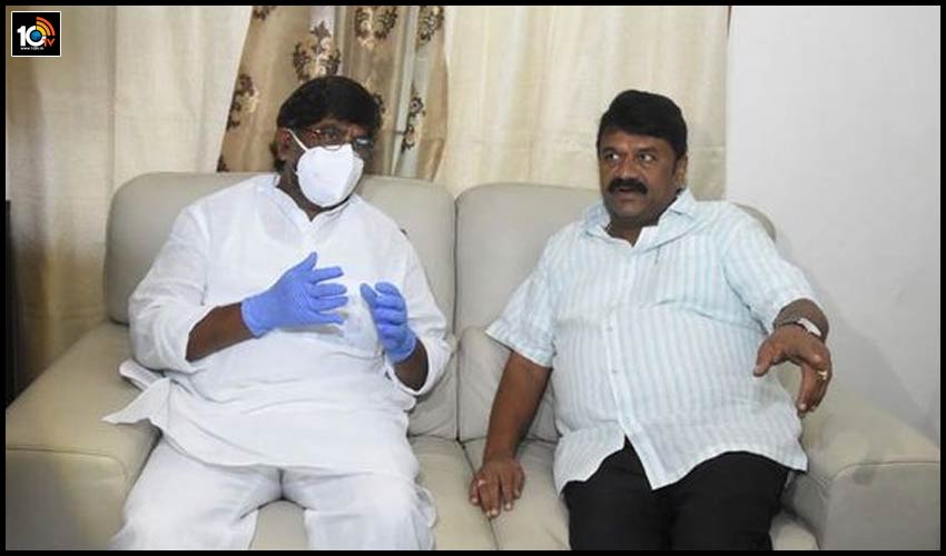 డబుల్ బెడ్రూమ్ రాజకీయం.. టీఆర్ఎస్, కాంగ్రెస్లలో ఎవరికి ప్రయోజనం డబుల్ బెడ్రూమ్ రాజకీయం.. టీఆర్ఎస్, కాంగ్రెస్లలో ఎవరికి ప్రయోజనం