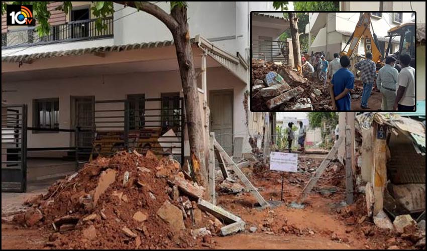 టీడీపీ నేత, మాజీ ఎంపీ సబ్బం హరి ఇంటి ప్రహరీ కూల్చివేత టీడీపీ నేత, మాజీ ఎంపీ సబ్బం హరి ఇంటి ప్రహరీ కూల్చివేత