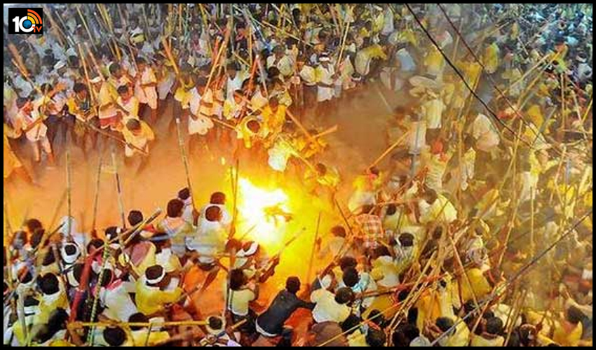 పోలీసుల ఆంక్షలపై కర్రలే గెలిచాయి: దేవరగట్టులో సాగిన సమరం.. 50మందికి గాయాలు పోలీసుల ఆంక్షలపై కర్రలే గెలిచాయి: దేవరగట్టులో సాగిన సమరం.. 50మందికి గాయాలు