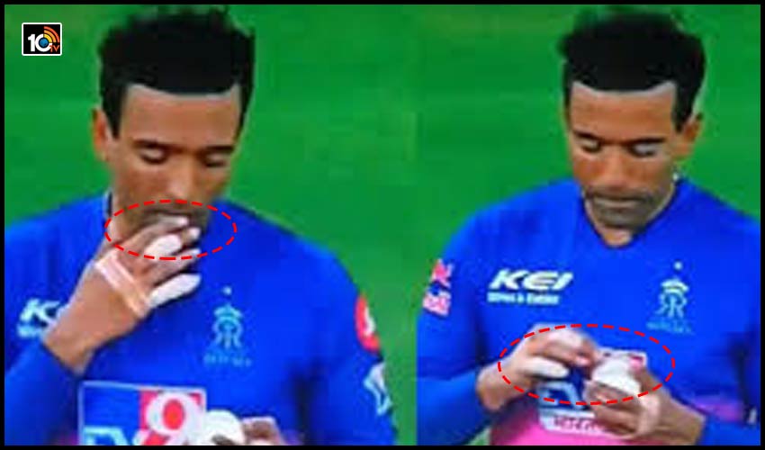 ICC రూల్ బ్రేక్ చేసి బంతికి ఉమ్మి రుద్దిన Robin Uthappa ICC రూల్ బ్రేక్ చేసి బంతికి ఉమ్మి రుద్దిన Robin Uthappa
