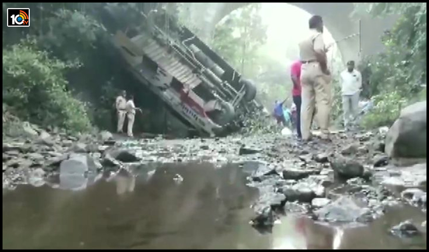 లోయలో పడ్డ బస్సు ….అయిదుగురు దుర్మరణం లోయలో పడ్డ బస్సు ….అయిదుగురు దుర్మరణం