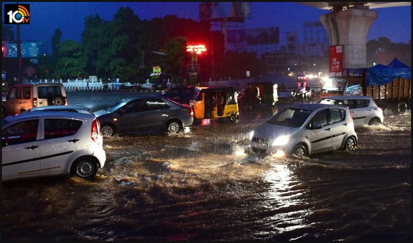 రాజధానిని కుమ్మేసిన వర్షం, నీట మునిగిన రోడ్లు, స్తంభించిన ట్రాఫిక్ రాజధానిని కుమ్మేసిన వర్షం, నీట మునిగిన రోడ్లు, స్తంభించిన ట్రాఫిక్