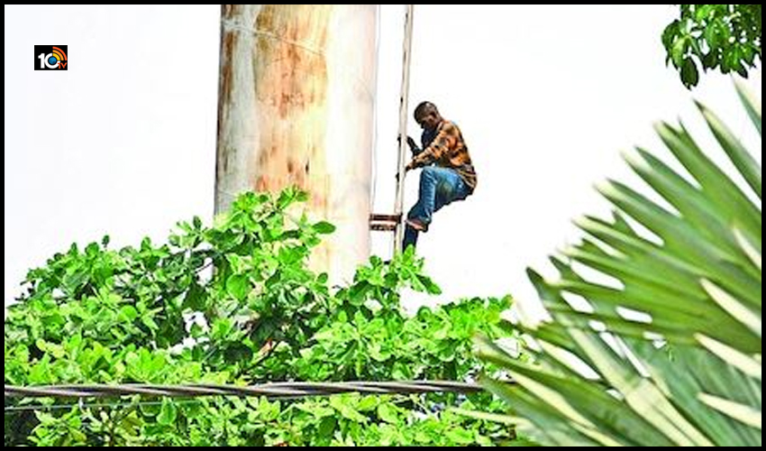 భార్యను కాపురానికి పంపమని హోర్డింగ్ ఎక్కిన భర్త భార్యను కాపురానికి పంపమని హోర్డింగ్ ఎక్కిన భర్త
