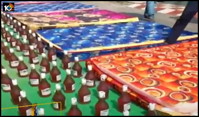 అది పరుపా లిక్కర్ షాపా? పరుపులో 6లక్షల విలువ చేసే వెయ్యి మద్యం బాటిళ్లు స్వాధీనం అది పరుపా లిక్కర్ షాపా? పరుపులో 6లక్షల విలువ చేసే వెయ్యి మద్యం బాటిళ్లు స్వాధీనం