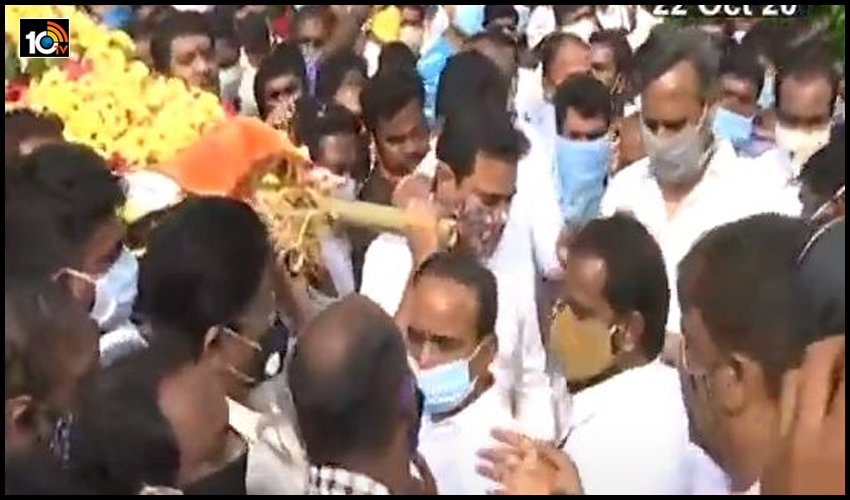 అధికారిక లాంఛనాలతో నాయిని అంత్యక్రియలు, పాడె మోసిన కేటీఆర్ అధికారిక లాంఛనాలతో నాయిని అంత్యక్రియలు, పాడె మోసిన కేటీఆర్