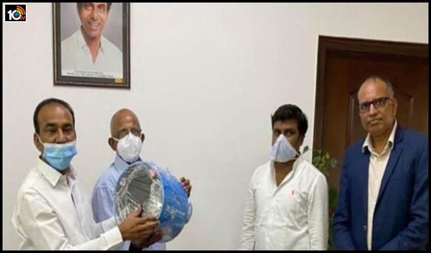 కరోనాను అరికట్టే ఫ్యాన్….ఆవిష్కరించిన మంత్రి ఈటల కరోనాను అరికట్టే ఫ్యాన్….ఆవిష్కరించిన మంత్రి ఈటల