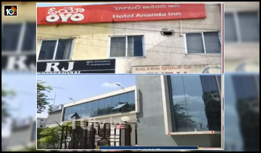 కూకట్పల్లి డిగ్రీ విద్యార్థిని గ్యాంగ్ రేప్ కేసులో కొత్త కోణం.. నిందితులు ముగ్గురూ మైనర్లే, అమ్మాయిని ఎలా అనుమతించారు, వెలుగులోకి OYO ఆనంద ఇన్ హోటల్ నిర్వాకం కూకట్పల్లి డిగ్రీ విద్యార్థిని గ్యాంగ్ రేప్ కేసులో కొత్త కోణం.. నిందితులు ముగ్గురూ మైనర్లే, అమ్మాయిని ఎలా అనుమతించారు, వెలుగులోకి OYO ఆనంద ఇన్ హోటల్ నిర్వాకం