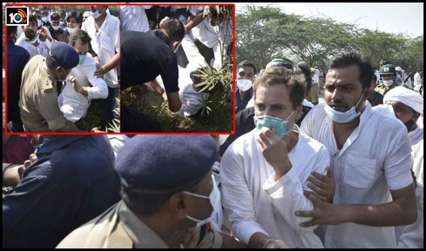 Hathras బాధితుల్ని కలిసేందుకు వెళ్లిన Rahul Gandhiని తోసేసిన పోలీసులు Hathras బాధితుల్ని కలిసేందుకు వెళ్లిన Rahul Gandhiని తోసేసిన పోలీసులు