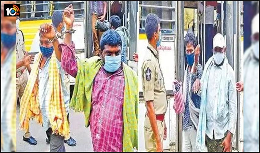 రైతులకు సంకెళ్లు వేయడంపై ఎస్పీ సీరియస్, ఆరుగురు హెడ్ కానిస్టేబుళ్లు సస్పెండ్ రైతులకు సంకెళ్లు వేయడంపై ఎస్పీ సీరియస్, ఆరుగురు హెడ్ కానిస్టేబుళ్లు సస్పెండ్