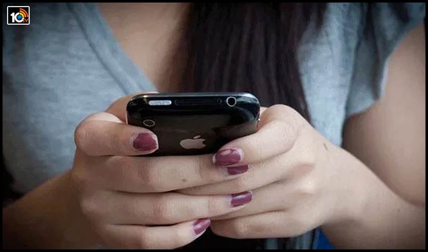 అమ్మాయిలూ… కామాంధులు ఉన్నారు జాగ్రత్త.. మీరు సోషల్ మీడియాలో యాక్టివ్గా ఉంటారా..? ఫొటోలు అప్లోడ్ చేస్తారా? పర్సనల్ విషయాలన్నీ షేర్ చేస్తారా? అమ్మాయిలూ… కామాంధులు ఉన్నారు జాగ్రత్త.. మీరు సోషల్ మీడియాలో యాక్టివ్గా ఉంటారా..? ఫొటోలు అప్లోడ్ చేస్తారా? పర్సనల్ విషయాలన్నీ షేర్ చేస్తారా?