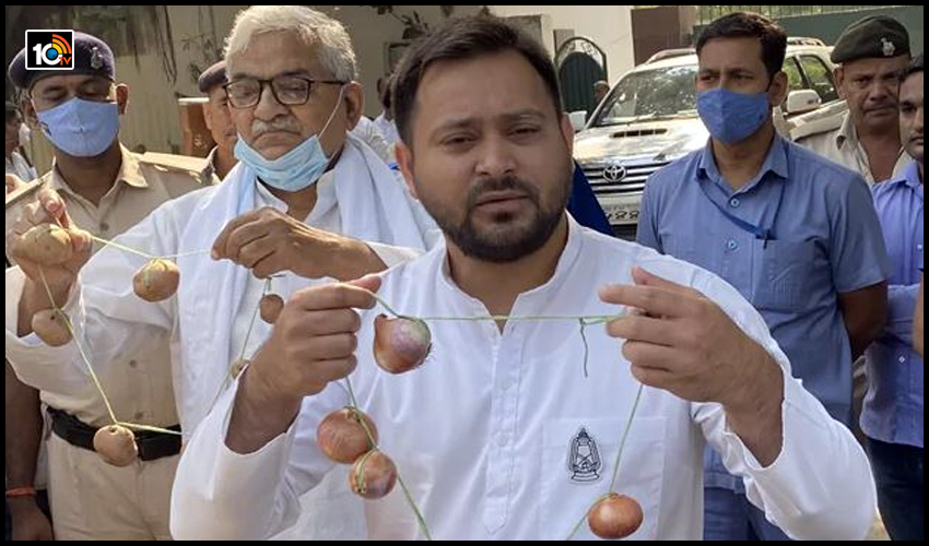 ఉల్లి ధరలపై తేజస్వీ వినూత్న నిరసన ఉల్లి ధరలపై తేజస్వీ వినూత్న నిరసన
