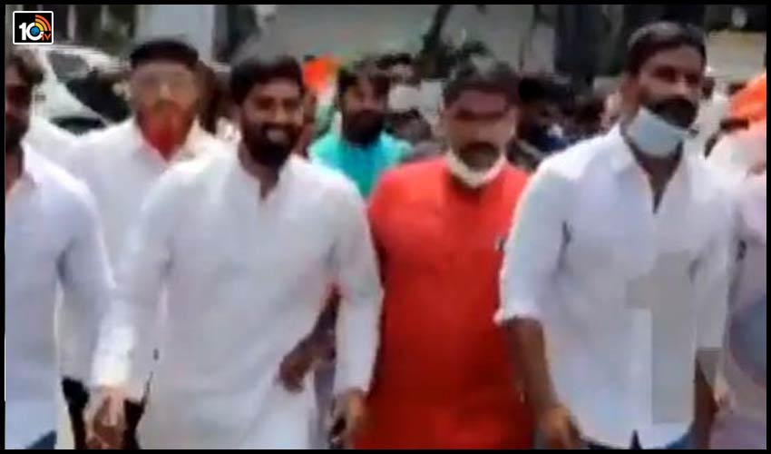 హోం మంత్రి ఇల్లు ముట్టడించిన కాంగ్రెస్ కార్యకర్తలు హోం మంత్రి ఇల్లు ముట్టడించిన కాంగ్రెస్ కార్యకర్తలు