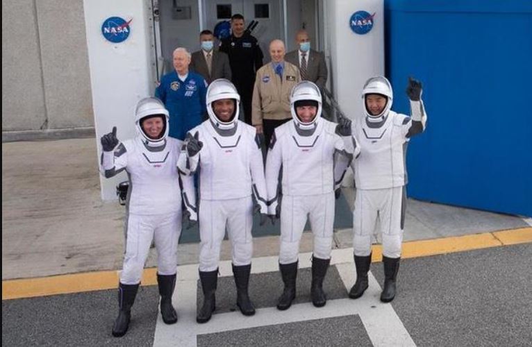 SpaceX launches 4 astronauts 