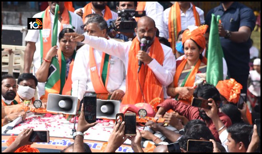 బల్దియా సమరం : దుమారం రేపుతున్న బండి సంజయ్ వ్యాఖ్యలు, ఖండిస్తున్న విపక్షాలు బల్దియా సమరం : దుమారం రేపుతున్న బండి సంజయ్ వ్యాఖ్యలు, ఖండిస్తున్న విపక్షాలు