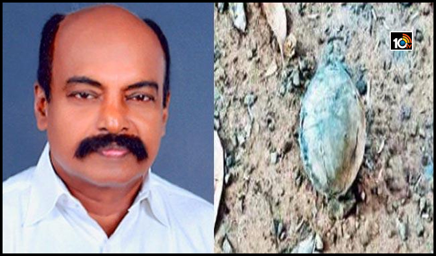 తప్పిన ప్రమాదం…ఎంపీ ఇంటిపై బాంబు దాడి తప్పిన ప్రమాదం…ఎంపీ ఇంటిపై బాంబు దాడి
