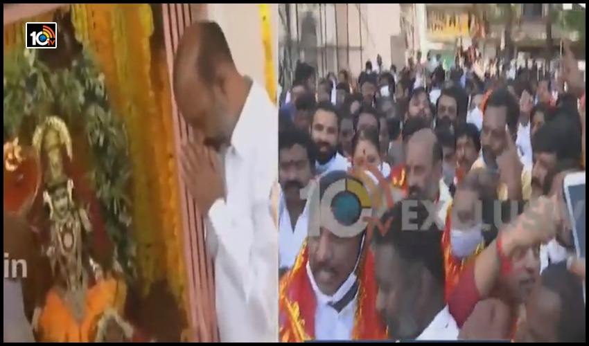 చార్మినార్ భాగ్యలక్ష్మీ ఆలయానికి చేరుకున్న బండి సంజయ్…సీఎం కేసీఆర్ ఆలయానికి వస్తే ప్రమాణం చేస్తానంటూ సవాల్ చార్మినార్ భాగ్యలక్ష్మీ ఆలయానికి చేరుకున్న బండి సంజయ్…సీఎం కేసీఆర్ ఆలయానికి వస్తే ప్రమాణం చేస్తానంటూ సవాల్