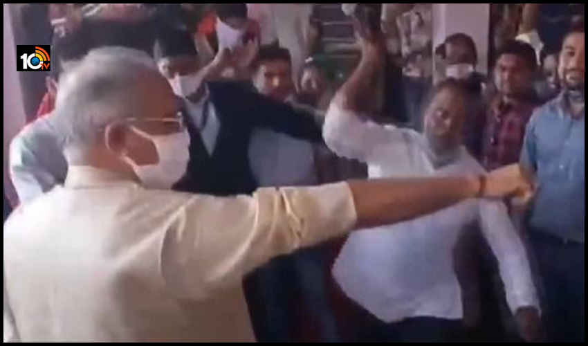 కొరడాతో కొట్టించుకున్న చత్తీస్గఢ్ సీఎం కొరడాతో కొట్టించుకున్న చత్తీస్గఢ్ సీఎం