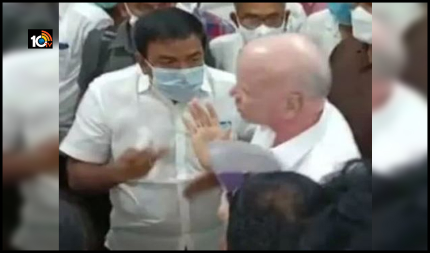 తనకు బాగా దగ్గరగా ఉండే నేతల మధ్య వాగ్వాదంపై సీఎం జగన్ సీరియస్, ఆ ఇద్దరికి క్లాస్ తనకు బాగా దగ్గరగా ఉండే నేతల మధ్య వాగ్వాదంపై సీఎం జగన్ సీరియస్, ఆ ఇద్దరికి క్లాస్