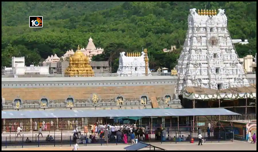 కోవిడ్ రూల్స్కి ఎగనామం, భక్తులతో తిరుమల కిటకిట కోవిడ్ రూల్స్కి ఎగనామం, భక్తులతో తిరుమల కిటకిట