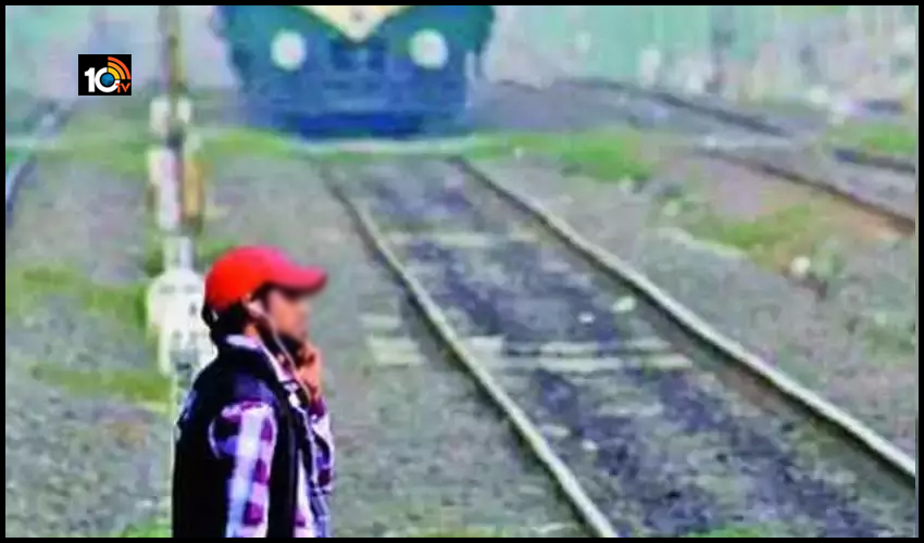 యువకుడి ప్రాణం తీసిన ఇయర్ ఫోన్స్ యువకుడి ప్రాణం తీసిన ఇయర్ ఫోన్స్