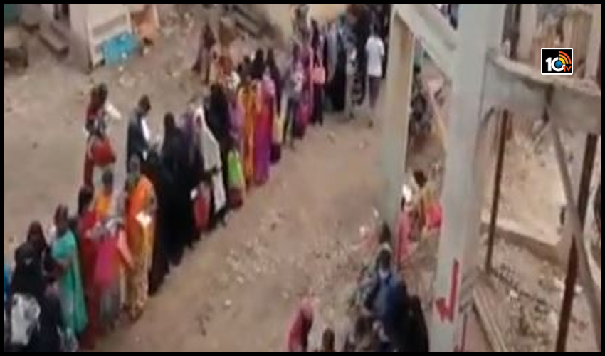 కేటీఆర్ ప్రకటనతో హైదరాబాద్లో మీసేవా కేంద్రాలకు పోటెత్తిన మహిళలు కేటీఆర్ ప్రకటనతో హైదరాబాద్లో మీసేవా కేంద్రాలకు పోటెత్తిన మహిళలు