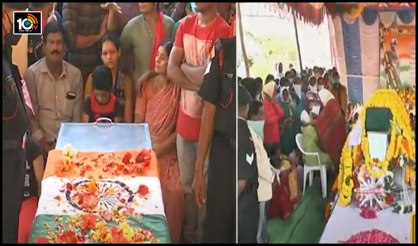 మీ త్యాగం మరువం.. వీరజవాన్లకు అశ్రునివాళి, సైనిక లాంఛనాలతో అంత్యక్రియలు మీ త్యాగం మరువం.. వీరజవాన్లకు అశ్రునివాళి, సైనిక లాంఛనాలతో అంత్యక్రియలు