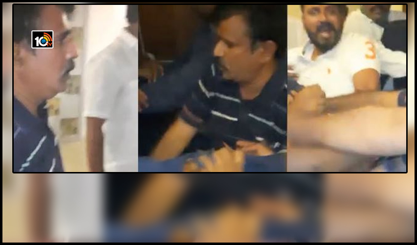 టీఆర్ఎస్ ఎమ్మెల్యేపై దాడి.. బీజేపీ నేతలపై ఎస్సీ, ఎస్టీ అట్రాసిటీ కేసు టీఆర్ఎస్ ఎమ్మెల్యేపై దాడి.. బీజేపీ నేతలపై ఎస్సీ, ఎస్టీ అట్రాసిటీ కేసు