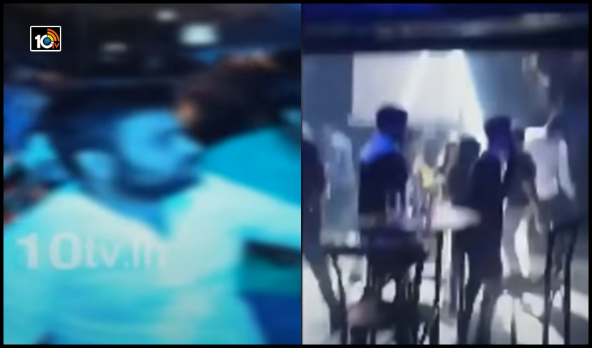 కరోనా భయం లేకుండా అర్థరాత్రి వరకు డ్యాన్సులు, చిందులు.. హైదరాబాద్ పబ్లలో దారుణాలు కరోనా భయం లేకుండా అర్థరాత్రి వరకు డ్యాన్సులు, చిందులు.. హైదరాబాద్ పబ్లలో దారుణాలు
